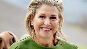 Maxima d’Olanda rock’n’roll con il look in pelle e la spilla “aggressiva”