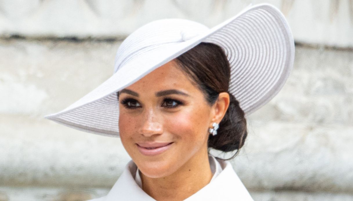 Re Carlo, nuovo smacco di Meghan Markle, l’anello di fidanzamento ancora modificato?