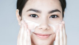 Idrata, purifica e illumina, questa mousse detergente in offerta è il colpo di fulmine beauty