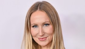 Nikki Glaser, chi è la prima presentatrice donna dei Golden Globe 2025