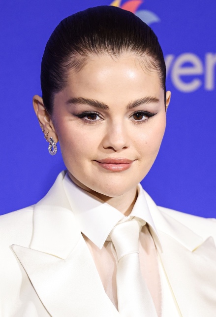 Selena Gomez con chignon elegante