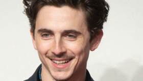 Timothée Chalamet in bicicletta sul red carpet: gli ironici scatti