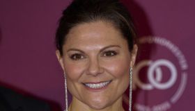 Vittoria di Svezia brilla al Concerto, la giacca con frange per arricchire ogni look