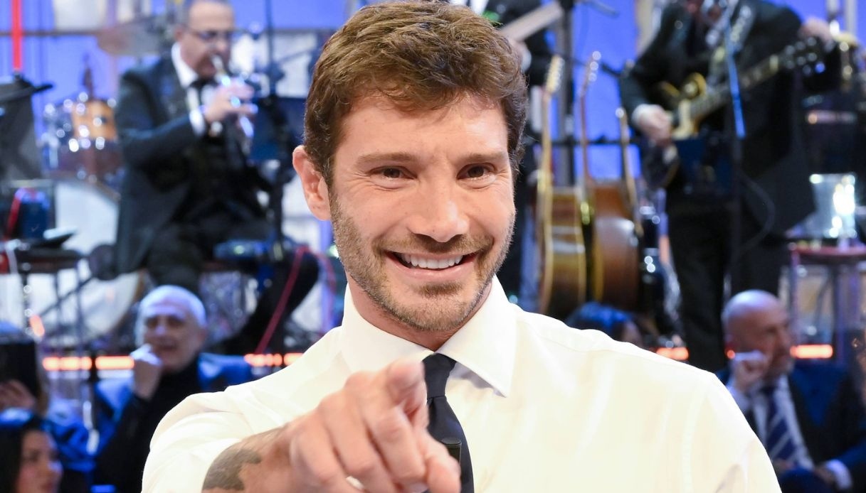 Stefano De Martino conduce Affari Tuoi - Speciale Lotteria Italia