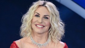 Nel camerino di Antonella Clerici, i look del Festival con un’anticipazione su Sanremo 2025