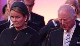 Re Carlo ad Auschwitz non trattiene le lacrime. Un’altra Regina accanto a lui