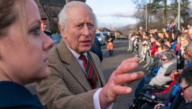 Re Carlo si presenta in kilt, tra abbracci e pesanti contestazioni