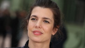 Charlotte Casiraghi illumina la sfilata di Chanel: look-gioiello e chignon spettinato