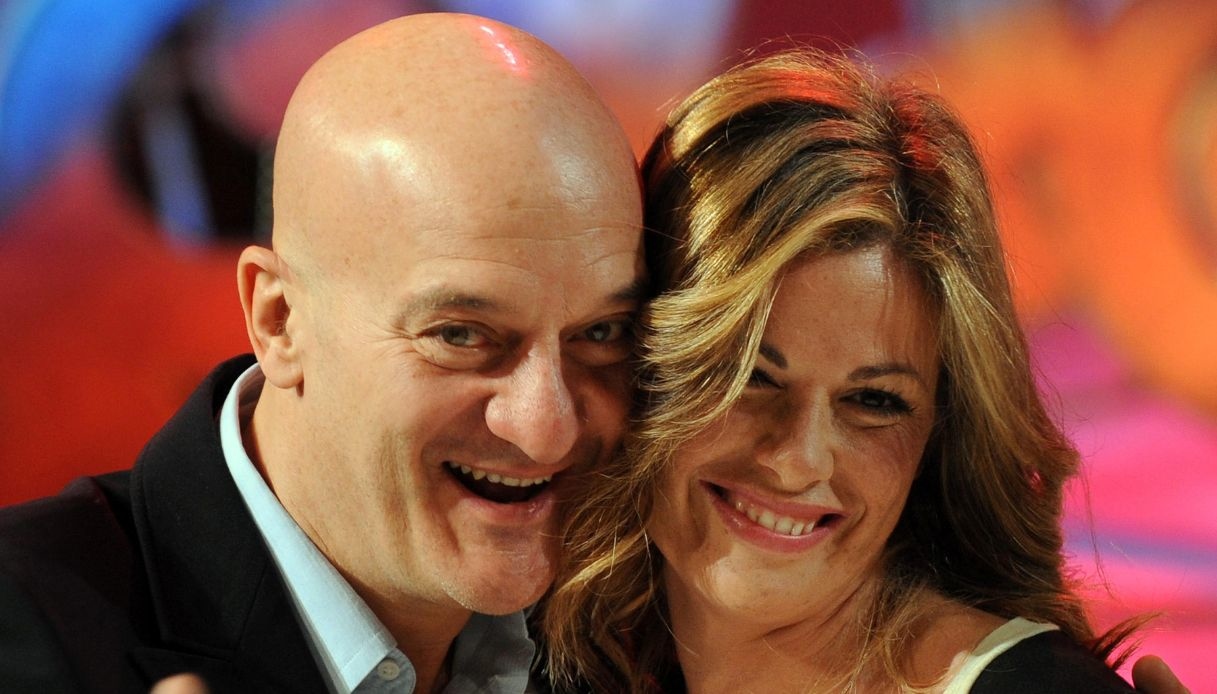 Vanessa Incontrada e Claudio Bisio a Zelig 2025: “Ci baciamo come portafortuna”