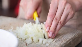 Cipolla, come congelarla e togliere l’odore dal freezer