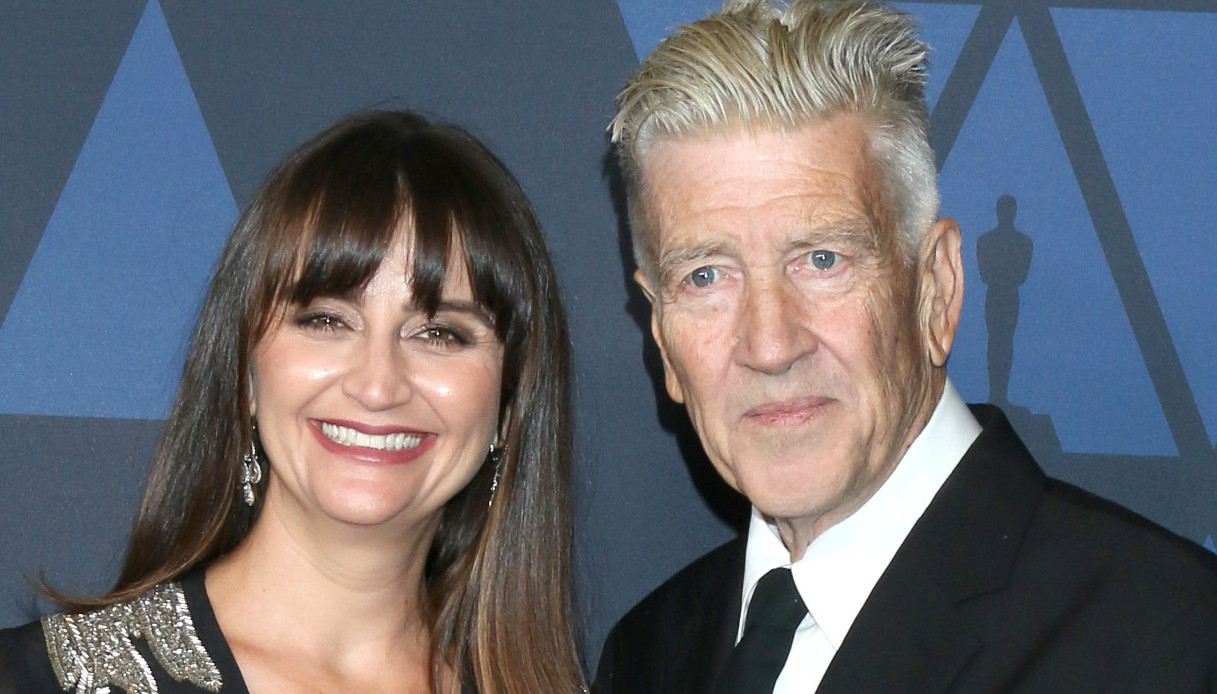 Morto David Lynch, il genio di Twin Peaks: chi sono le sue quattro mogli