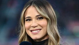 Diletta Leotta osa con stile: stivali animalier e trench di pelle a bordo campo