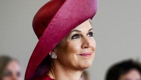 La Regina Maxima d’Olanda osa in total red (e non sbaglia)