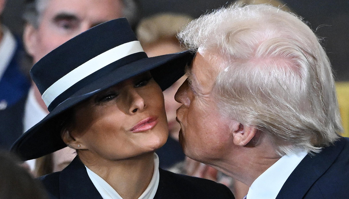 Melania Trump, in blu all’insediamento. Il look della discordia e il cappello che nasconde il viso