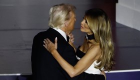 Melania Trump avvolta da un nastro nero, l’abito del ballo è un sogno