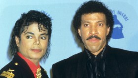 We are the world compie 40 anni. Chi la cantava, chi l’ha scritta e il testo