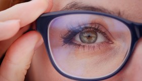 Miodesopsie, mosche volanti e flash luminosi, perché i miopi rischiano di più