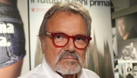 Oliviero Toscani, peggiorano le condizioni del fotografo. La moglie: “Strada senza ritorno”