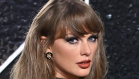 Taylor Swift, il cappotto in tweed da 10.000 dollari al playoff game
