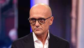 Grande Fratello sfida Sanremo: la battuta di Beatrice Luzzi (e Signorini)