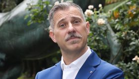 Gabriele Corsi in lacrime a Sanremo 2025 per il brano di Cristicchi