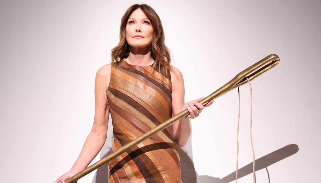 Milano Fashion Week 2025, Carla Bruni si trasforma in un’opera d’arte vivente