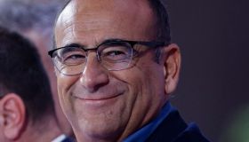 Carlo Conti a Le Iene: “Amadeus mi ha scritto”. Cosa ha sussurrato all’orecchio a Giorgia