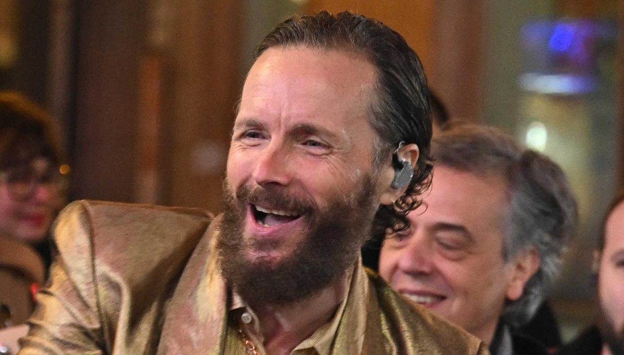 Jovanotti rischia la caduta a Sanremo 2025: l’inciampo