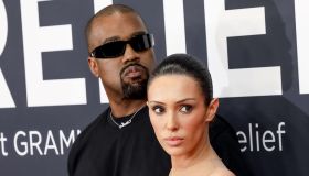 Bianca Censori e Kanye West all’after party dei Grammy. Lei indossa solo un body di tulle