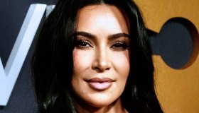 Kim Kardashian, il look argentato attillatissimo al SNL50. Blake Lively presente (e bellissima)