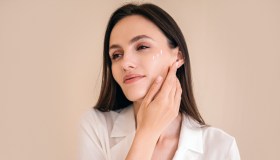 Idrata ed elimina le rughe, la crema viso “mai più senza” è finalmente in sconto