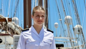 Leonor di Spagna sempre più affascinante in divisa, prosegue il suo addestramento in mare