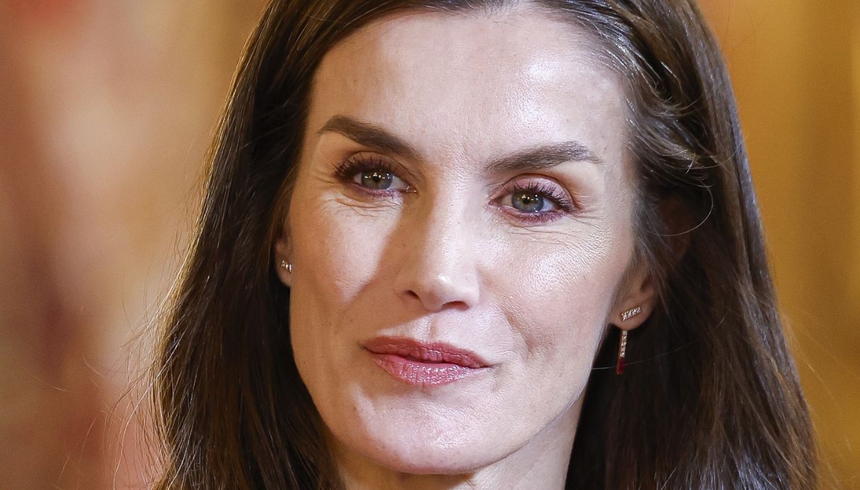 Letizia di Spagna, il look bordeaux che è sempre di tendenza