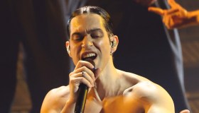 Sanremo 2025, i look della quarta serata: Mahmood si prende l’Ariston con ritmo e sensualità
