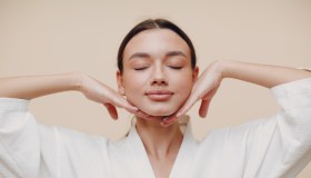 La maschera al collagene che indossi tutta la notte e che promette pelle da favola al risveglio