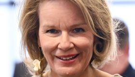 Matilde del Belgio copia il look a Letizia di Spagna, la gonna in pelle amata dalle Regine