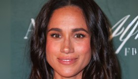 Meghan Markle in giardino con la stessa felpa viola di Diana