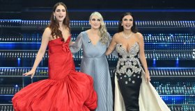 Sanremo 2025, la diretta della terza serata: le lacrime di Miriam Leone e quel bacio a Simon Le Bon