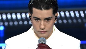 Tony Effe, cambio di look a Sanremo 2025: la verità sulla proposta a Giulia De Lellis