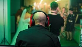 Silent disco, cos’è e come inserirla in un matrimonio