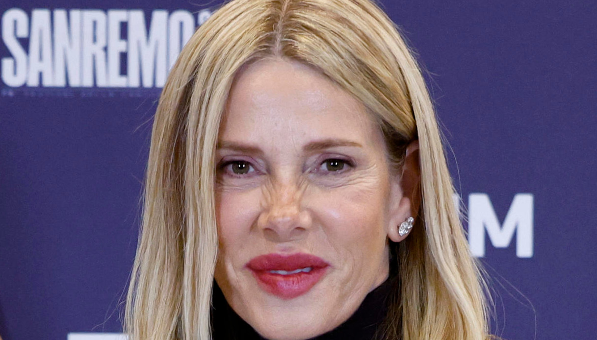 Conferenza stampa Sanremo 2025, Carlo Conti presenta la finale. Tornano Mahmood e Bianca Balti