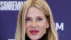 Conferenza stampa Sanremo 2025, Carlo Conti presenta la finale. Tornano Mahmood e Bianca Balti