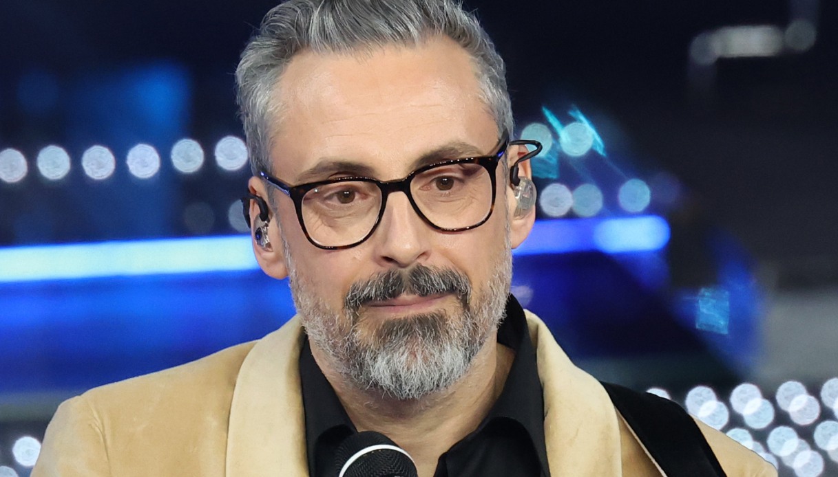 Sanremo 2025, la diretta della quarta serata: Cucciari esilarante, Topo Gigio magico, Cristicchi e Amara intensi
