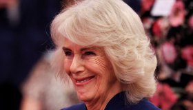 Re Carlo, Camilla prende il posto di Meghan Markle e finisce tra le star