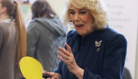 Re Carlo, Camilla si dà al ping pong e lui sghignazza ma è contestato