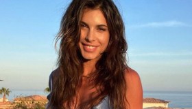 Elisabetta Canalis al mare, costume in stile Baywatch tra bikini e moto d’acqua
