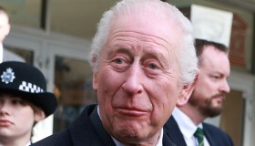 Re Carlo in lutto per la morte dell’amico personale. Ma non si ferma