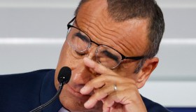 Conferenza stampa Sanremo 2025, il ricordo di Alex Benedetti. Carlo Conti in lacrime