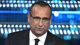 Carlo Conti: “Ti voglio l’anno prossimo con me a Sanremo”. La gag con Emanuela Fanelli