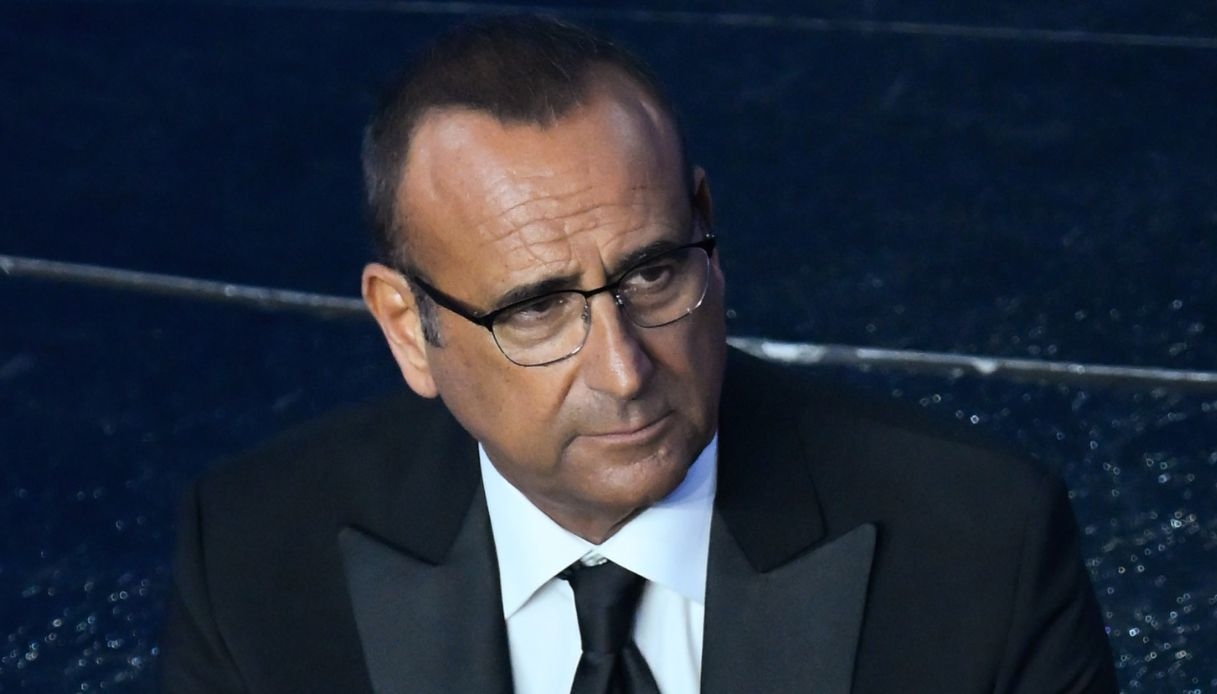 Conferenza stampa Sanremo 2025, Carlo Conti annuncia Roberto Benigni. Polemiche su Tony Effe